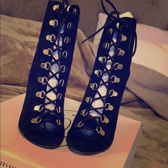 Women Heels - Picture 1 of 4